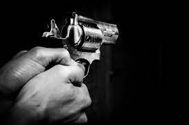 Bandido rende 2 seguranças, rouba suas armas e foge da cena do crime em Londrina