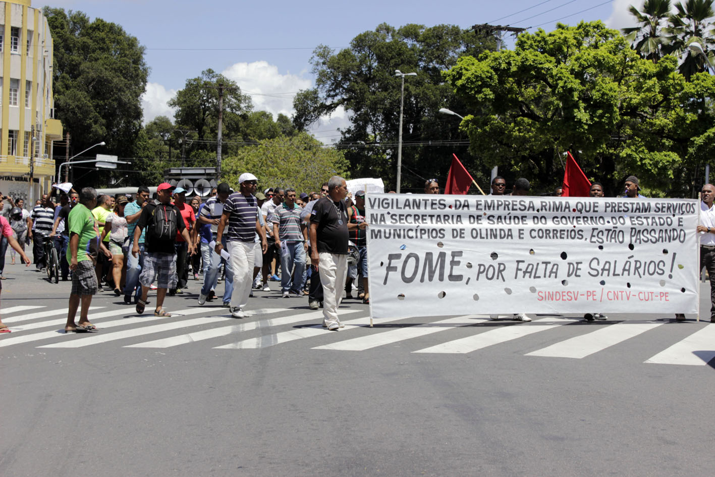 Vigilantes protestam contra salários atrasados no Palácio do Governo, em Recife (PE)