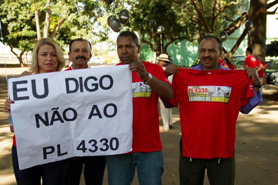 Vigilantes de Brasília participam de ato em frente ao MTE 