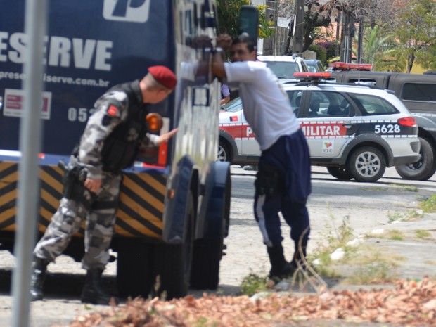 Polícia investiga roubo a carro forte com explosivos falsos na Paraíba