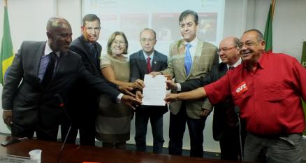 Deputado Adão Villaverde protocola lei anticalote junto ao presidente da Assembleia Legislativa do RS