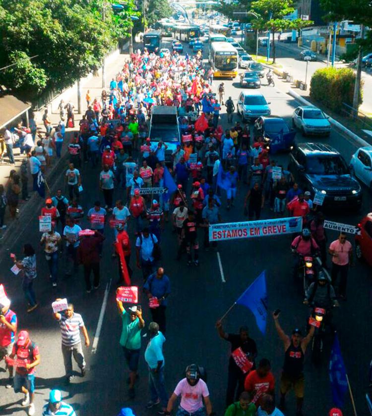 Vigilantes da Bahia seguem em passeata pela avenida ACM na manhã desta sexta-feira (26)
